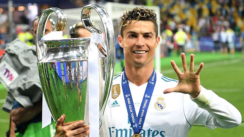 Cristiano Ronaldo nắm giữ nhiều kỹ lục trong bóng đá